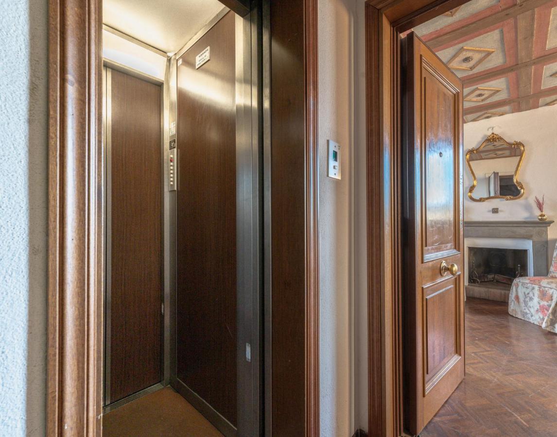 Via Lamberti, 3 - Florence Charming Apartments - Charming And Historic 5Th-Floor Attic Apartment With Elevator In A Building At The Heart Of Vibrant Florence, Just A 2-Minute Walk From All Attractions Eksteriør bilde